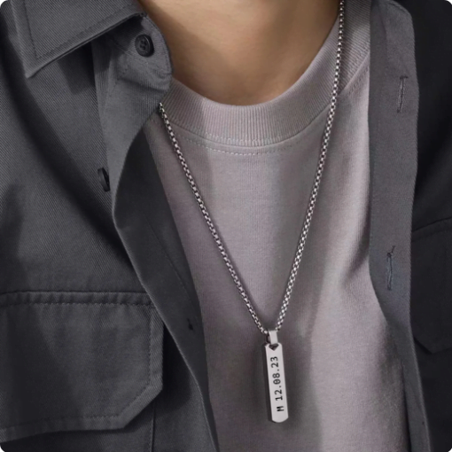 Collar con Inscripción Personalizada en Barra para Hombres.