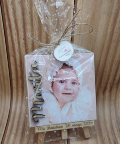 Caballete con foto pegada al lienzo