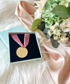 Alternative view of Medalla ramo novia